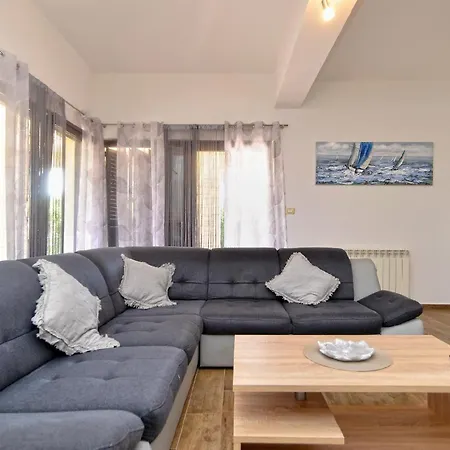 Mit Privatpool Fuer 8 Personen Ca 180 Qm In Liznjan, Istrien Suedkueste Von Istrien Feriehus *