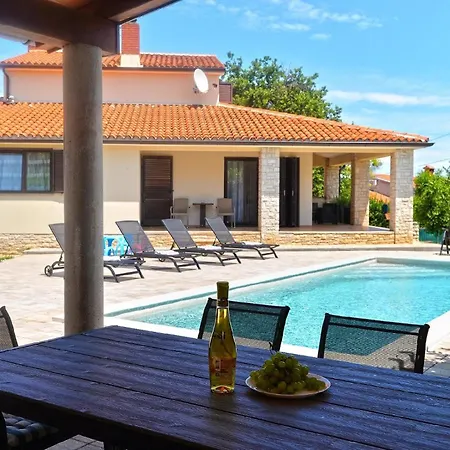 Mit Privatpool Fuer 8 Personen Ca 180 Qm In Liznjan, Istrien Suedkueste Von Istrien