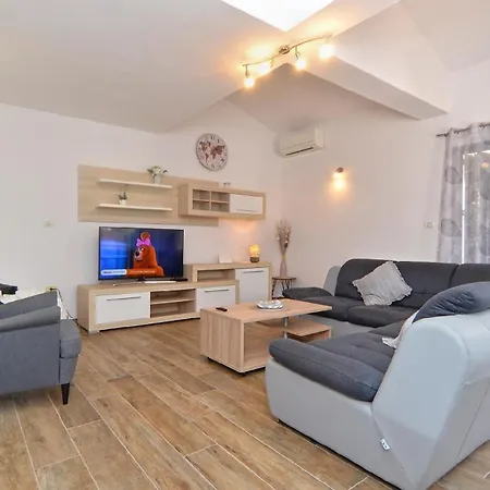 Mit Privatpool Fuer 8 Personen Ca 180 Qm In Liznjan, Istrien Suedkueste Von Istrien Holiday home *