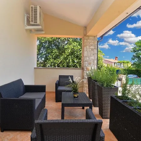 Mit Privatpool Fuer 8 Personen Ca 180 Qm In Liznjan, Istrien Suedkueste Von Istrien *